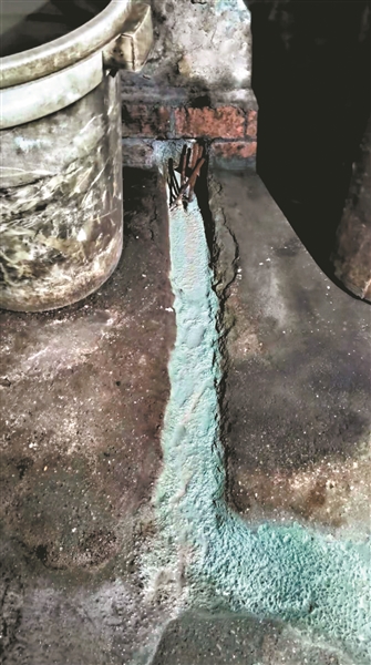 廣州兩家無證照排污企業(yè)直排藍(lán)色廢水被查處，兩人被刑拘